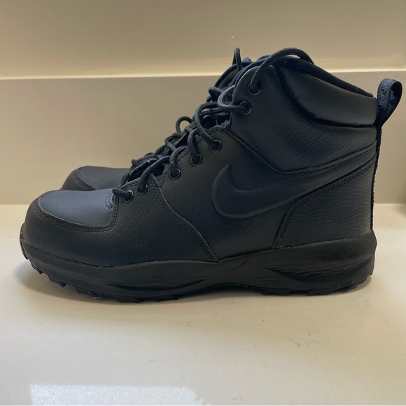 Youth Nike Shoes - Picture 2 of 12